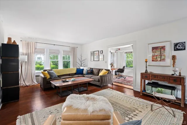 $1,445,500 | 400 Manor Ridge Road, Pelham, NY 10803