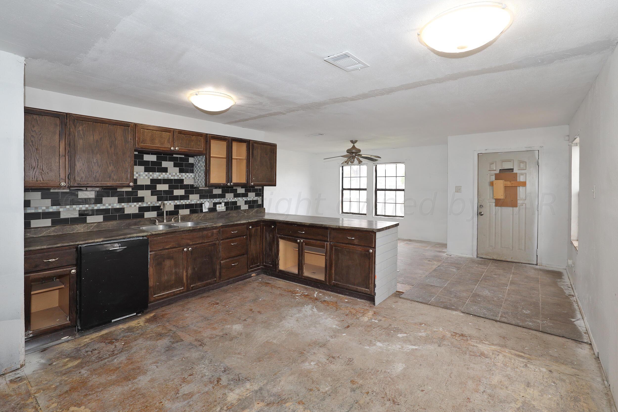 4603 Preston Street Amarillo, TX 79110 - Photo 5 of 20 Kitchen & Living