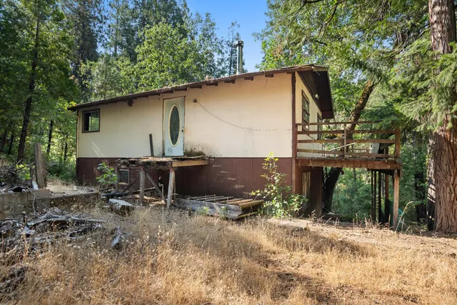 a backyard of a house with yard and tree