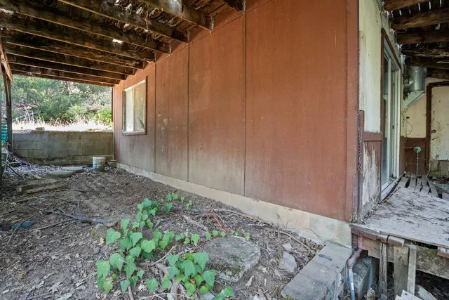 a view of a back yard