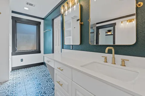 $899,990 | 404 County Road 421, Spicewood, TX 78669