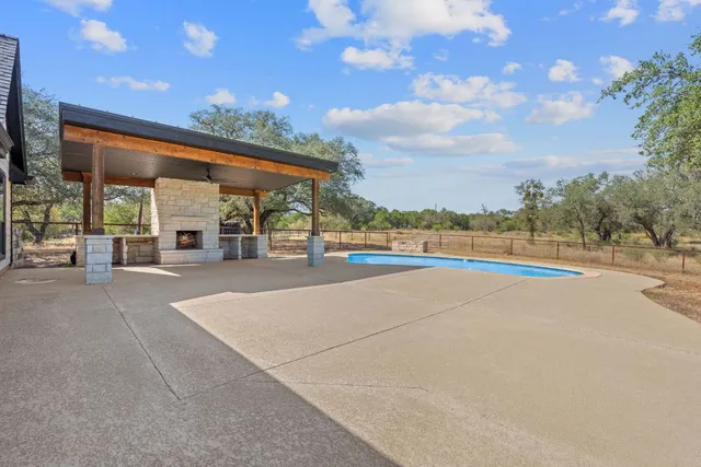 $899,990 | 404 County Road 421, Spicewood, TX 78669