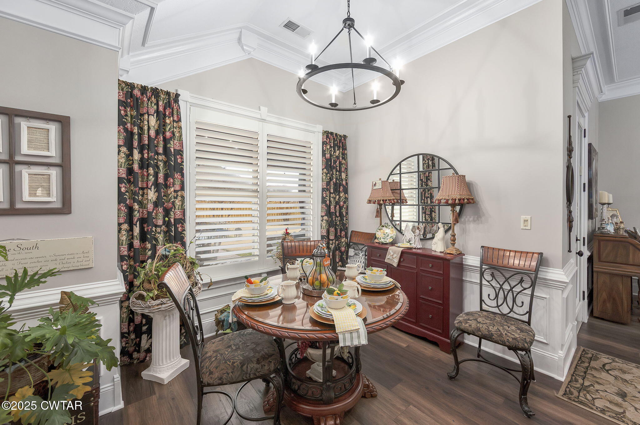 9 Dayton Cove Jackson, TN 38305 - Photo 18 of 27 a view of a livingroom with furniture and window