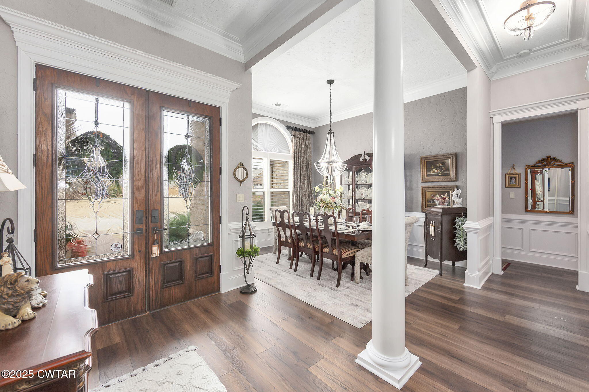 9 Dayton Cove Jackson, TN 38305 - Photo 8 of 27 a view of a livingroom with furniture and front door