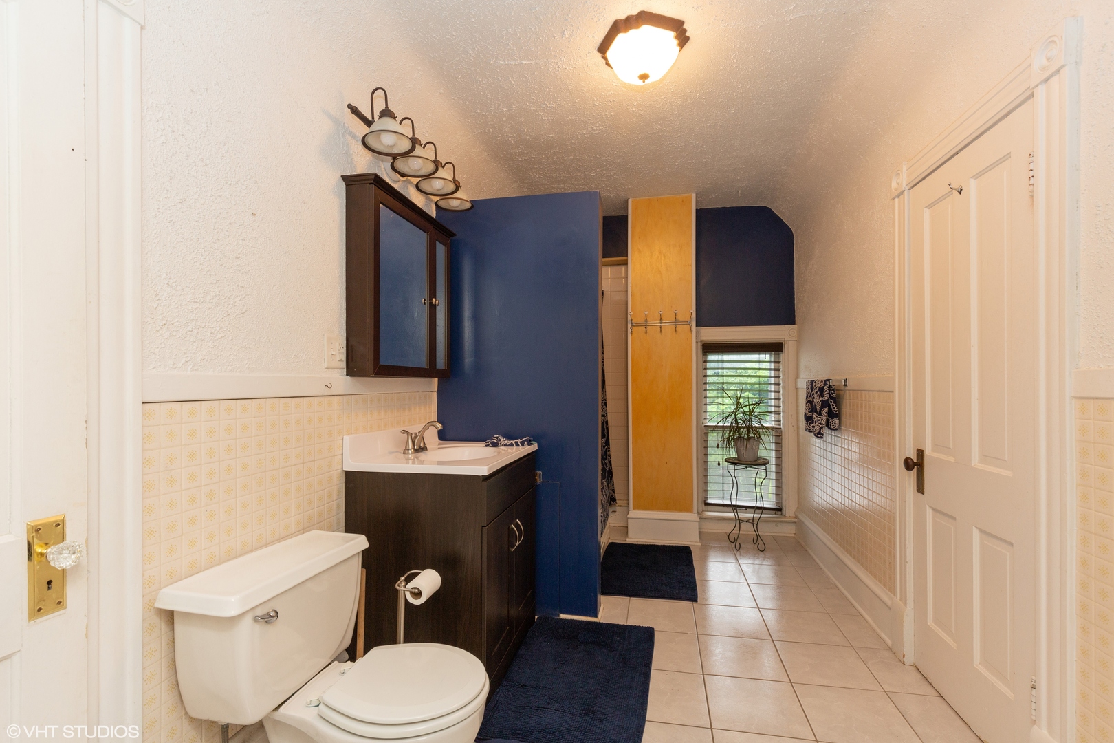 212 Lovell Street Elgin, IL 60120 - Photo 9 of 12 a bathroom with a toilet a sink and mirror