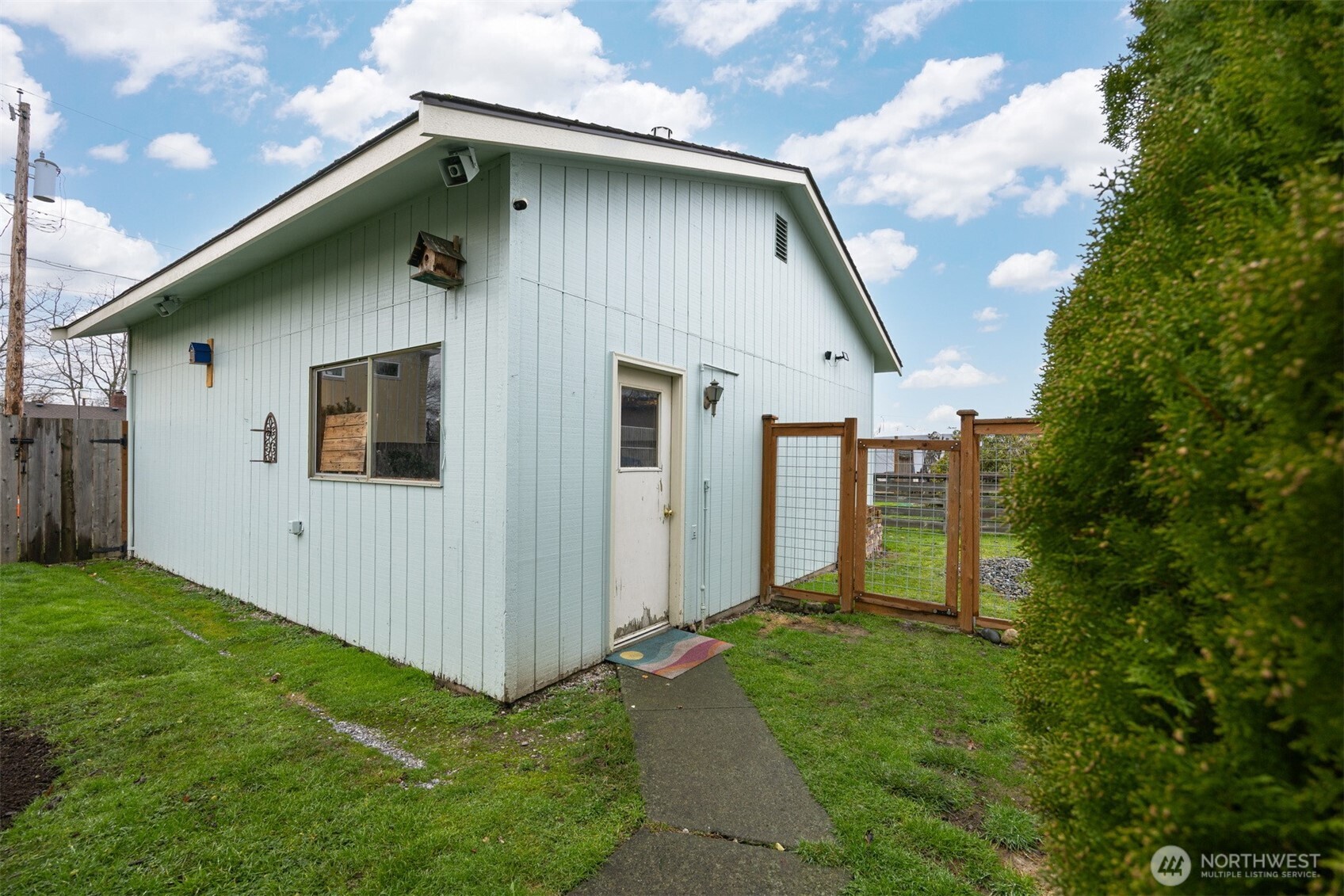 2935 King Street Bellingham, WA 98225 - Photo 36 of 38 a backyard of a house with lots of green space
