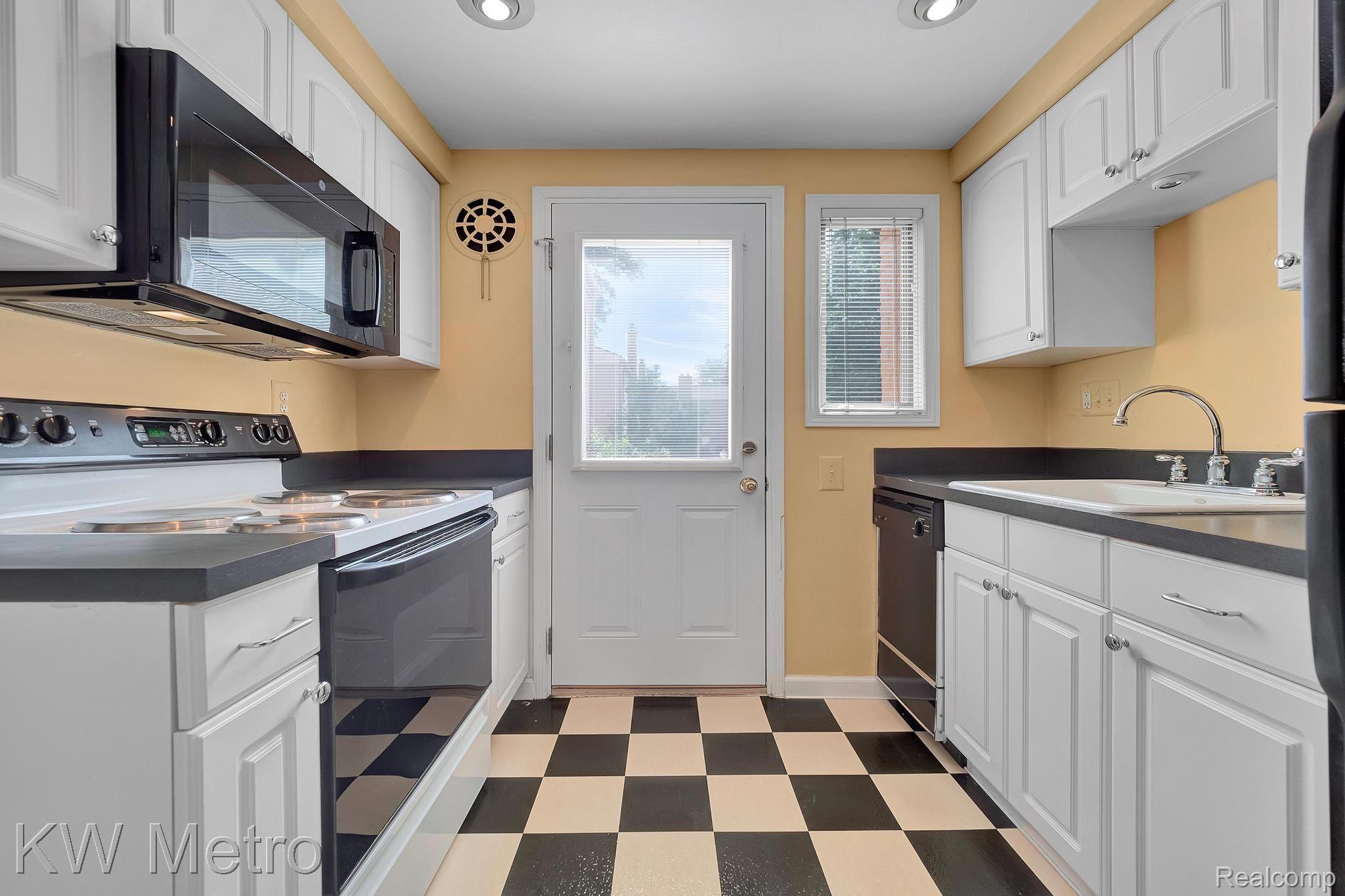 1964 Graefield Road Birmingham, MI 48009 - Photo 8 of 26 Efficient Kitchen