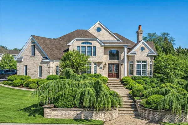 $2,399,000 | 22 Turnberry Court, Dix Hills, NY 11746
