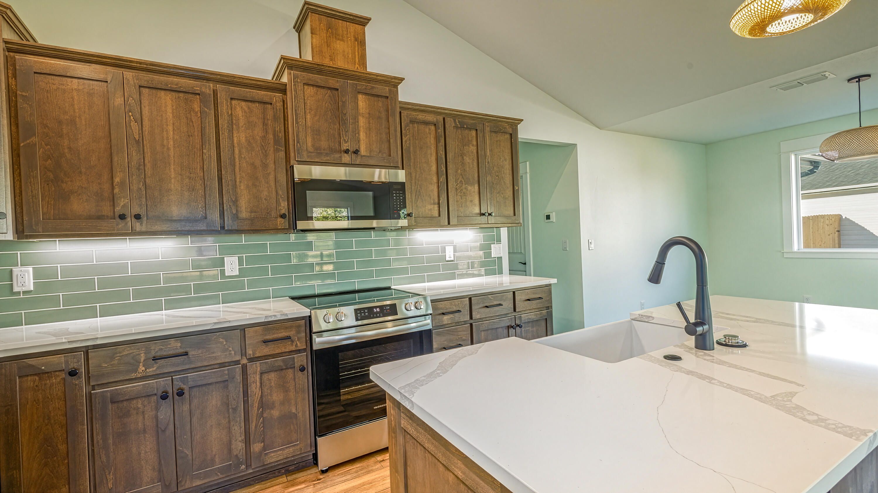 1106 Cascade Loop Cave Junction, OR 97523 - Photo 4 of 20 kitchen