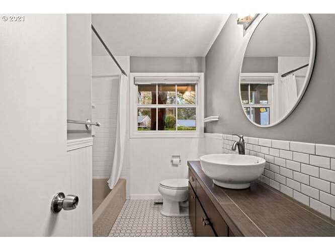 6315 Southwest Peyton Road Portland, OR 97219 - Photo 14 of 24 Gallery Image 14