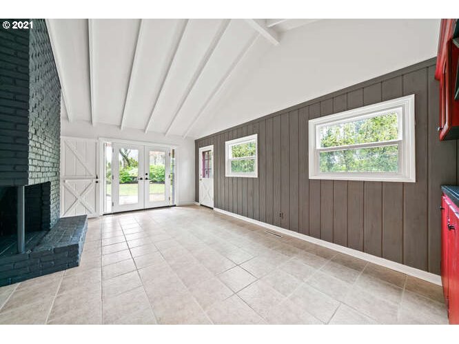 6315 Southwest Peyton Road Portland, OR 97219 - Photo 8 of 24 Gallery Image 8