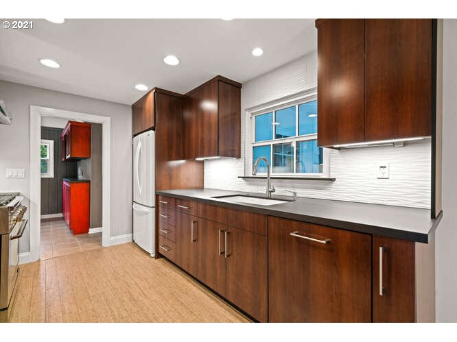 6315 Southwest Peyton Road Portland, OR 97219 - Photo 9 of 24 Gallery Image 9