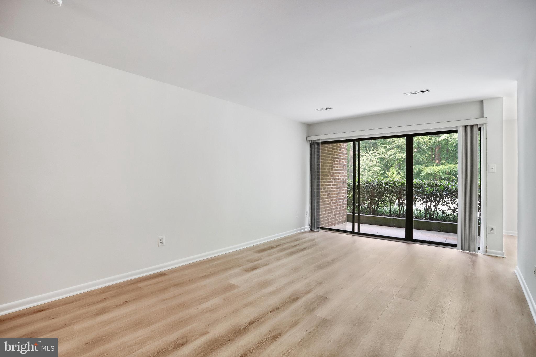 11224 Chestnut Grove Square, Unit 15 Reston, VA 20190 - Photo 3 of 40 Living Room