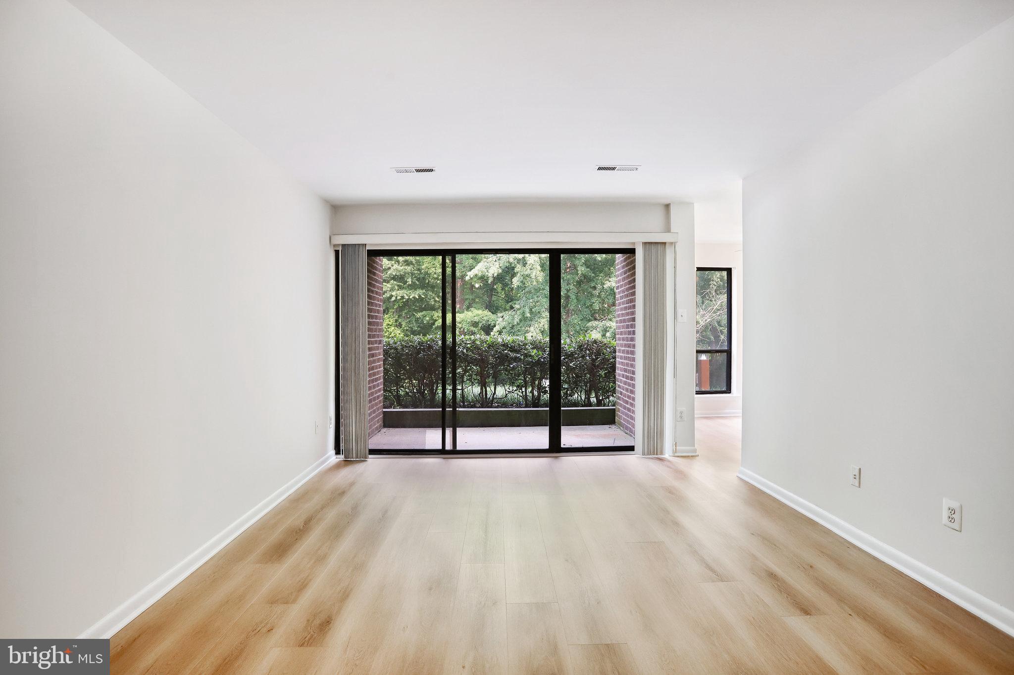 11224 Chestnut Grove Square, Unit 15 Reston, VA 20190 - Photo 4 of 40 Living Room