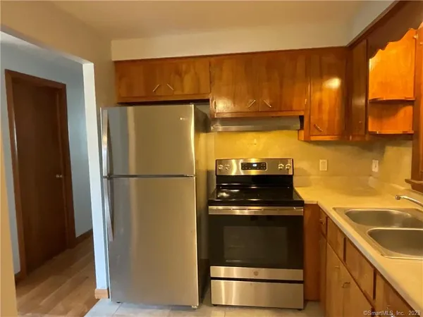 $2,550 | 2 Eastview Drive, Vernon, CT 06066