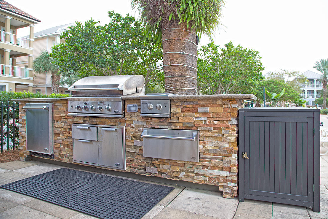 199 Grand Key Loop East, Unit 1990 Destin, FL 32541 - Photo 3 of 11 CommunityGrillArea