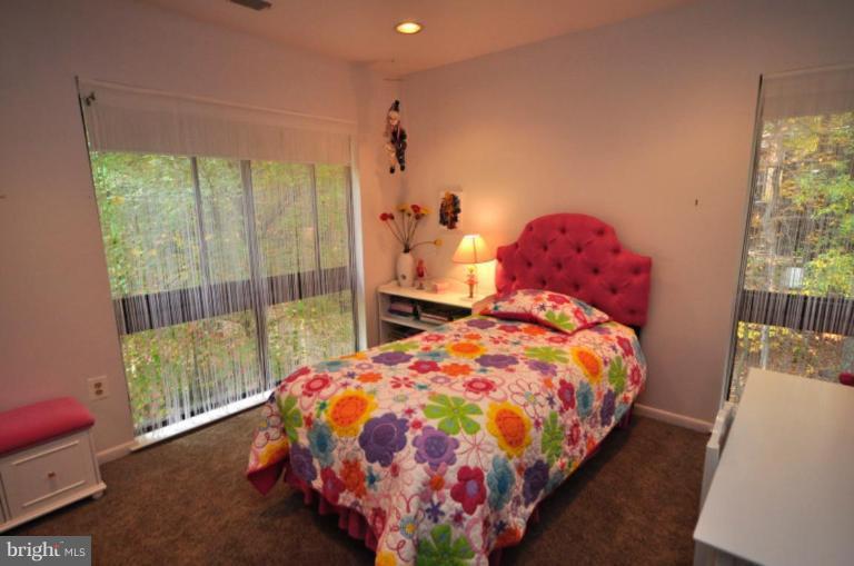 11322 Dockside Circle Reston, VA 20191 - Photo 7 of 22 a bedroom with a bed and a window