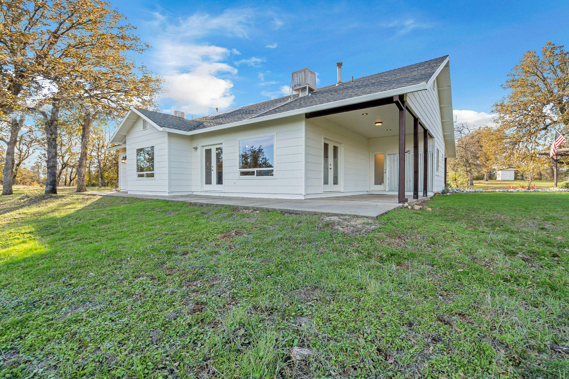 13303 Intermountain Road Redding, CA 96003 - Photo 29 of 35 Patio
