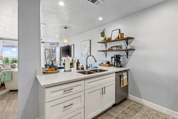 $394,000 | 7600 Seawall Boulevard, Unit 208, Galveston, TX 77551