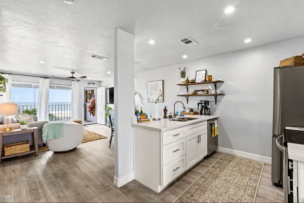 $394,000 | 7600 Seawall Boulevard, Unit 208, Galveston, TX 77551