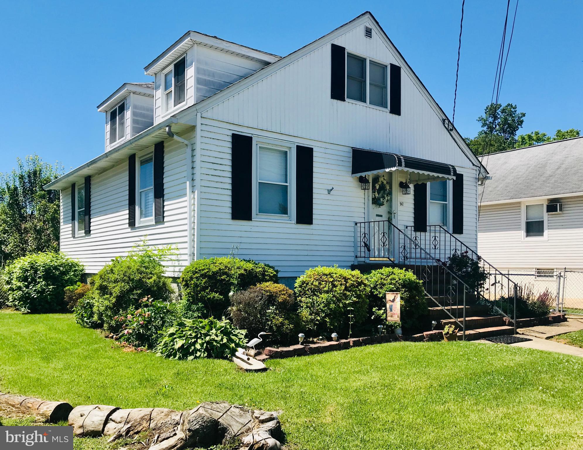 947 Woodlynn Road Baltimore, MD 21221 - Photo 2 of 36 3BR/1 FULL & 2 HALF BATHS w/OVERSIZED GARAGE!