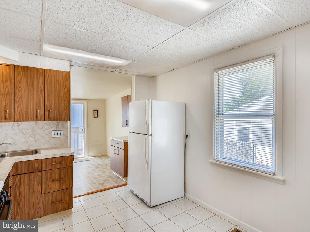 947 Woodlynn Road Baltimore, MD 21221 - Photo 11 of 36 Kitchen w/tile, double sinks, laundry room !