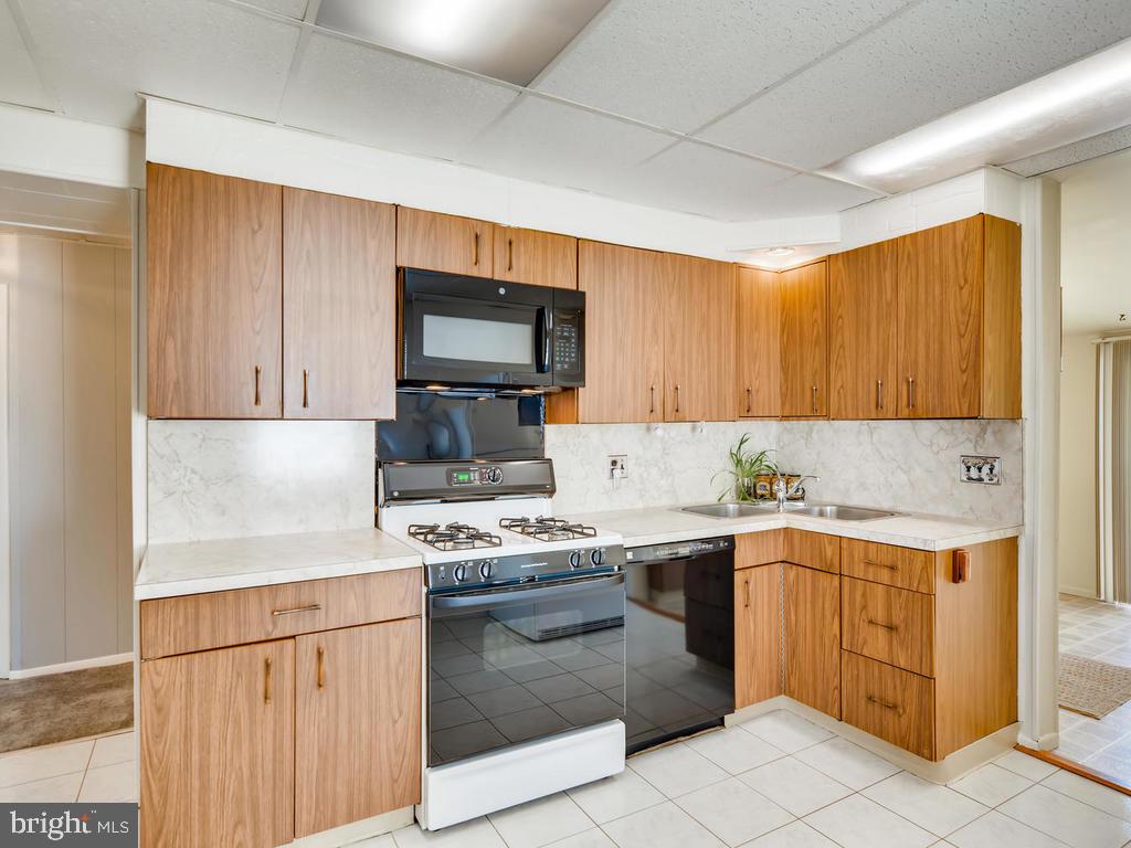 947 Woodlynn Road Baltimore, MD 21221 - Photo 12 of 36 Kitchen: Gas stove, D/W, Microwave, Frig