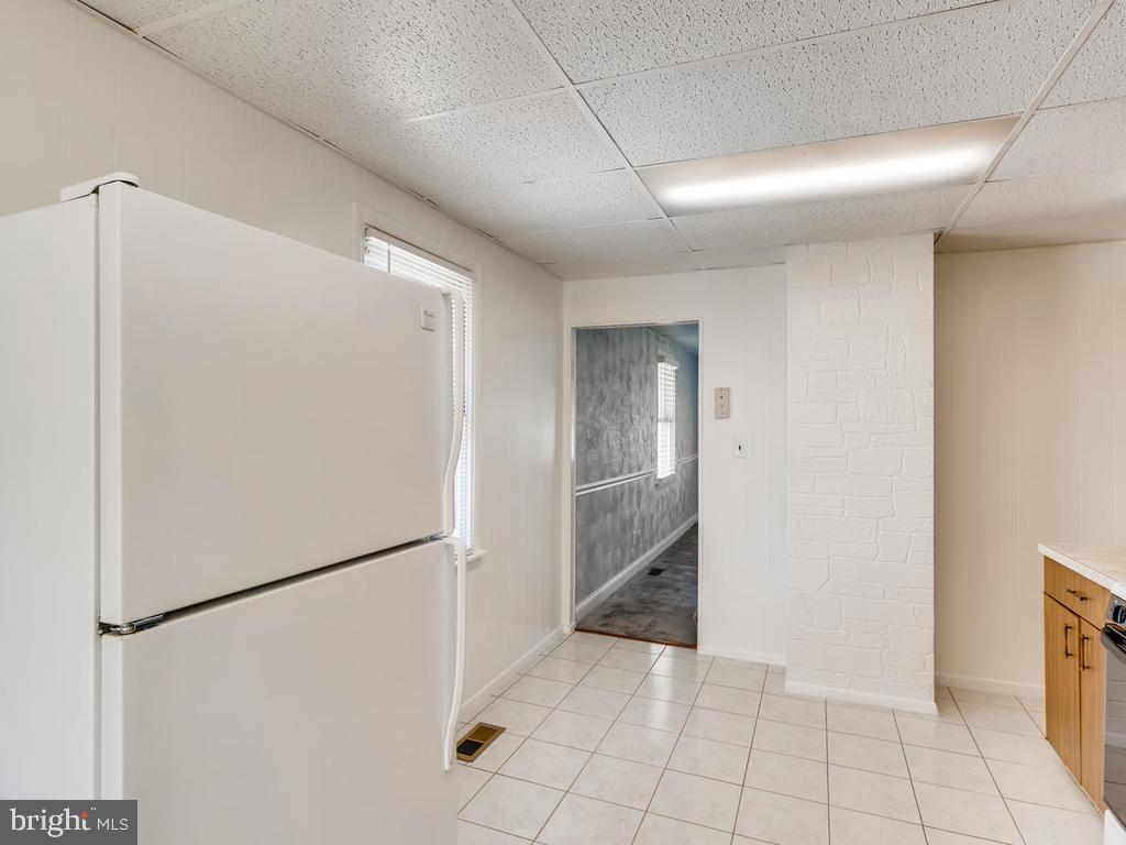 947 Woodlynn Road Baltimore, MD 21221 - Photo 13 of 36 Kitchen