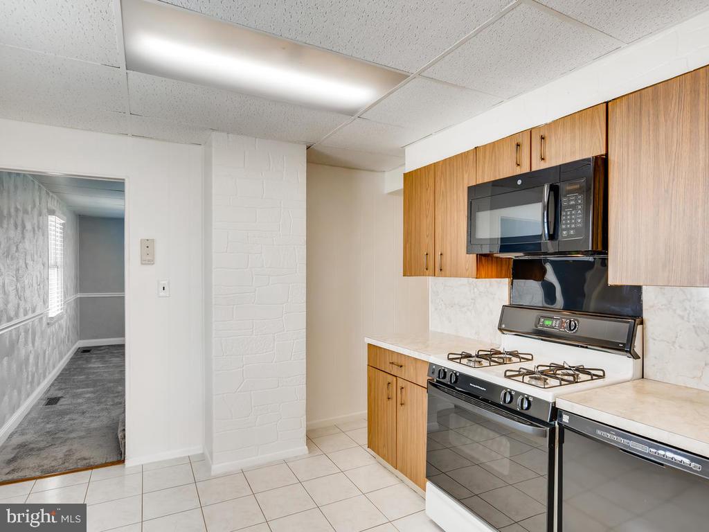 947 Woodlynn Road Baltimore, MD 21221 - Photo 14 of 36 Kitchen