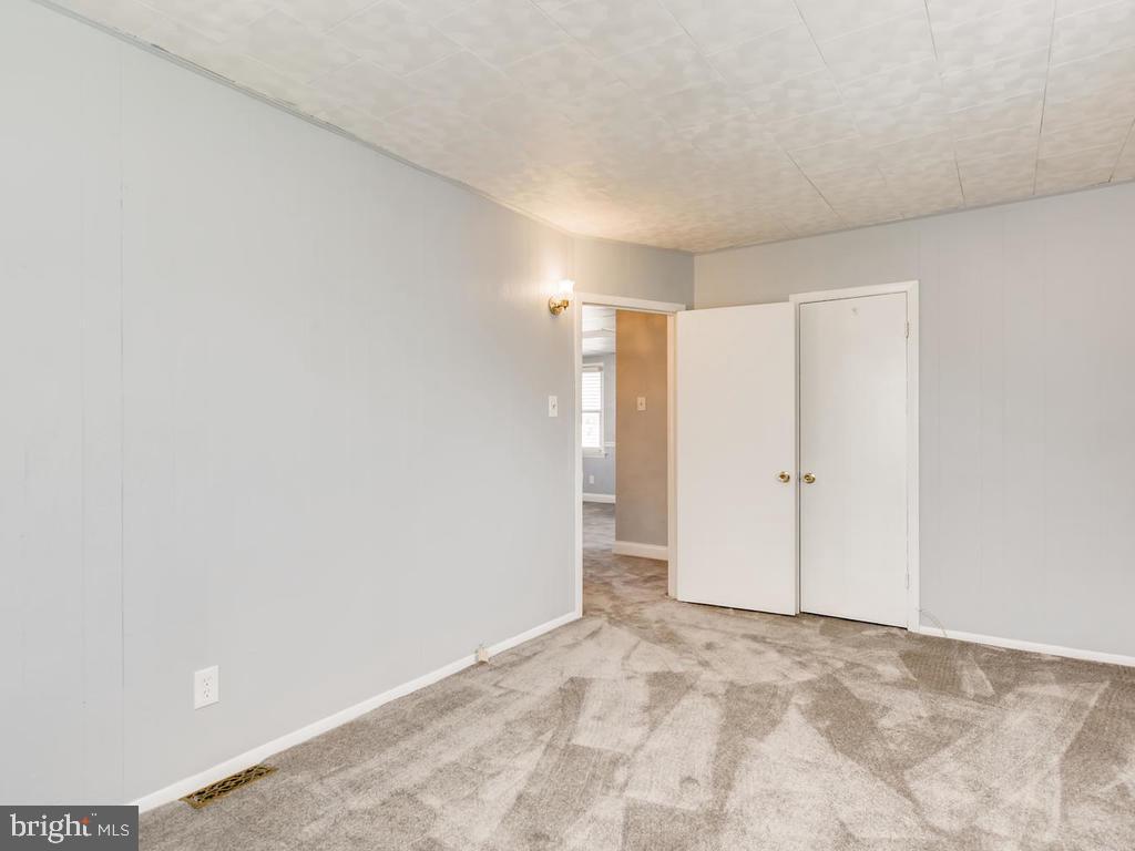 947 Woodlynn Road Baltimore, MD 21221 - Photo 16 of 36 Mstr Bdrm #2 (Main Lvl): new carpet & fresh paint!