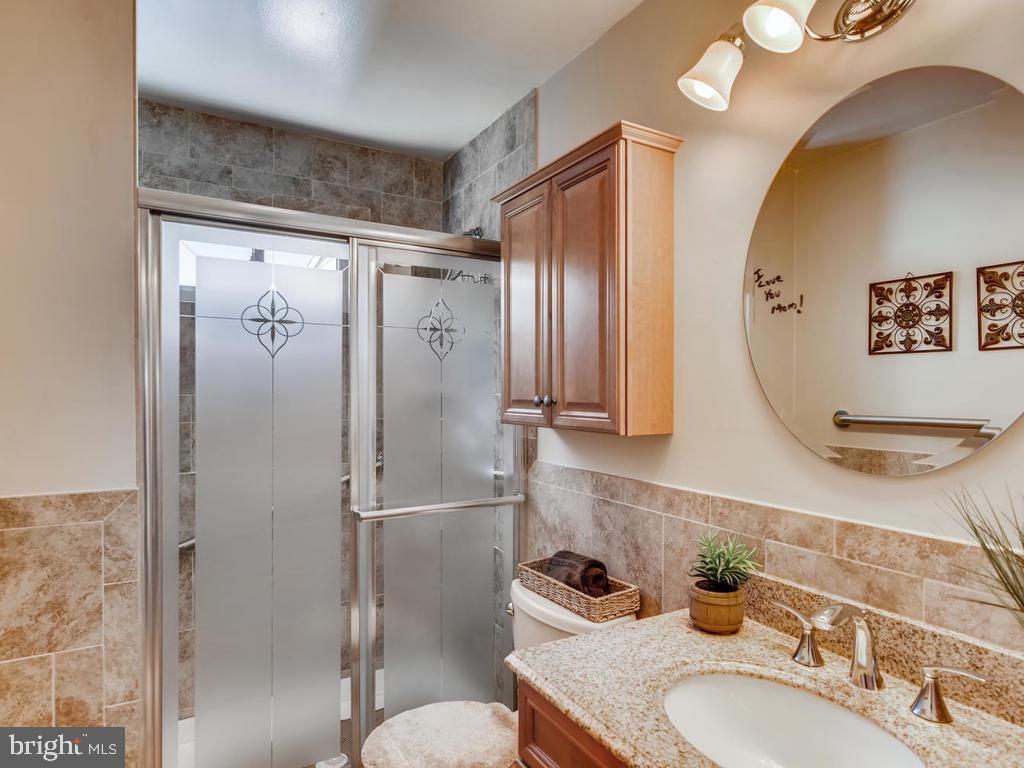 947 Woodlynn Road Baltimore, MD 21221 - Photo 18 of 36 Beautiful renovated full bath (Main Lvl)