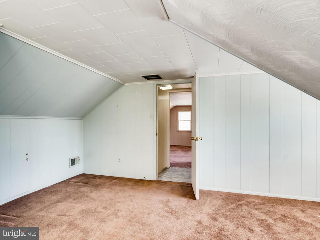 947 Woodlynn Road Baltimore, MD 21221 - Photo 22 of 36 Mstr Bdrm #1 w/attached Half Bath (Upper Lvl)