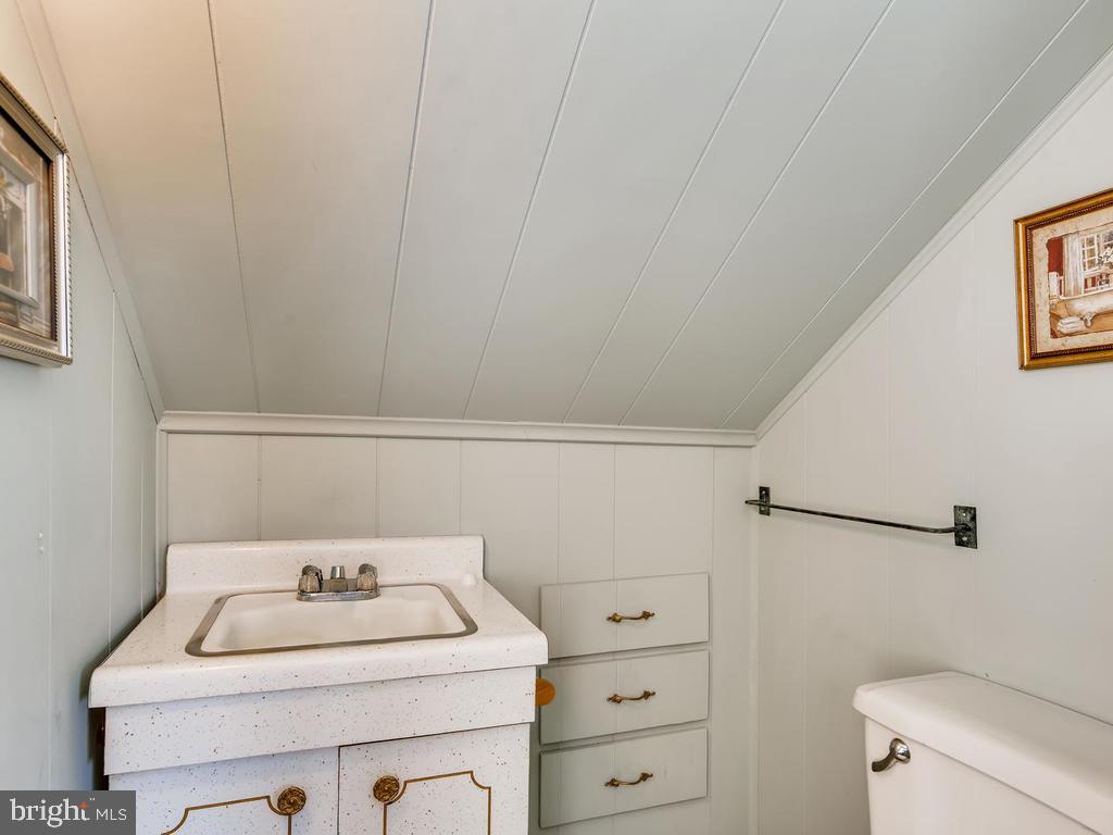 947 Woodlynn Road Baltimore, MD 21221 - Photo 23 of 36 Mstr Bdrm #1 w/att Half Bath (Upper Lvl)