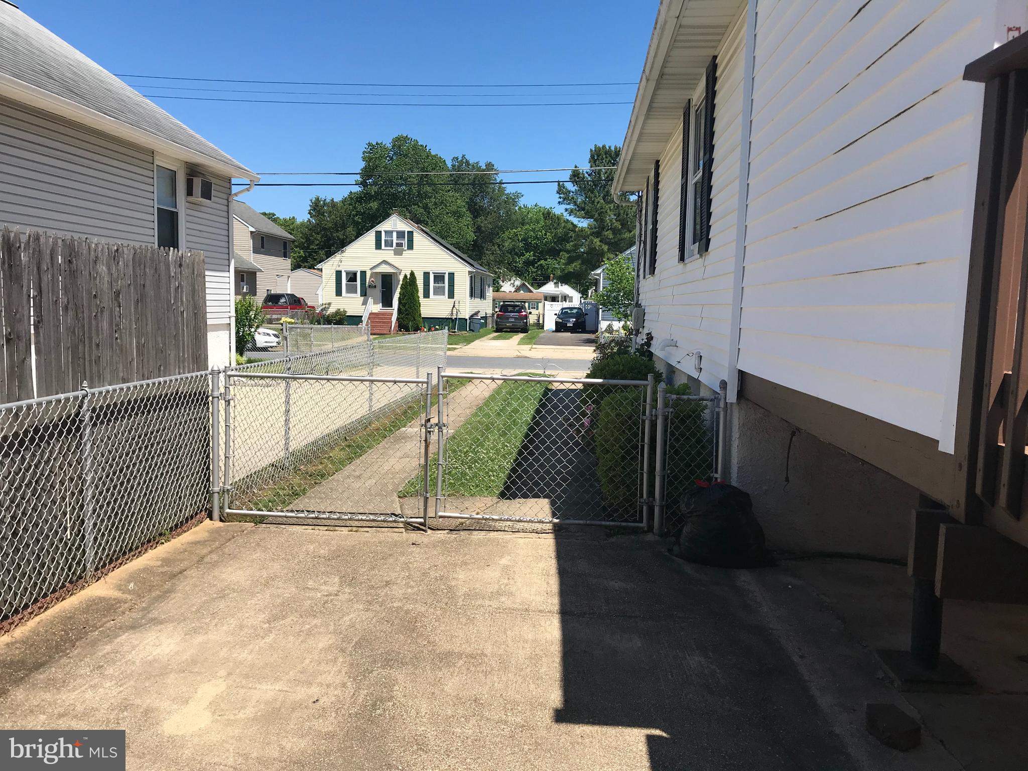 947 Woodlynn Road Baltimore, MD 21221 - Photo 30 of 36 Large driveway