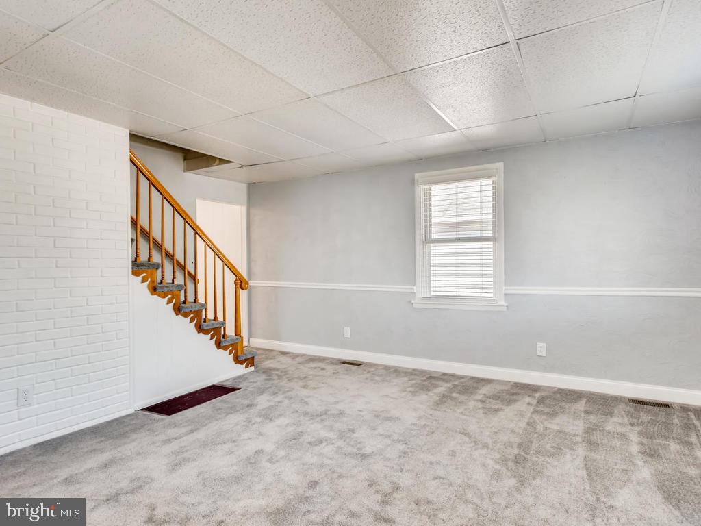947 Woodlynn Road Baltimore, MD 21221 - Photo 4 of 36 Liv Rm: New carpet, fresh paint, chair molding!