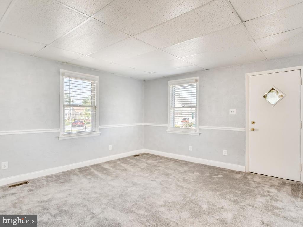 947 Woodlynn Road Baltimore, MD 21221 - Photo 5 of 36 Liv Rm: New carpet, fresh paint, chair molding!