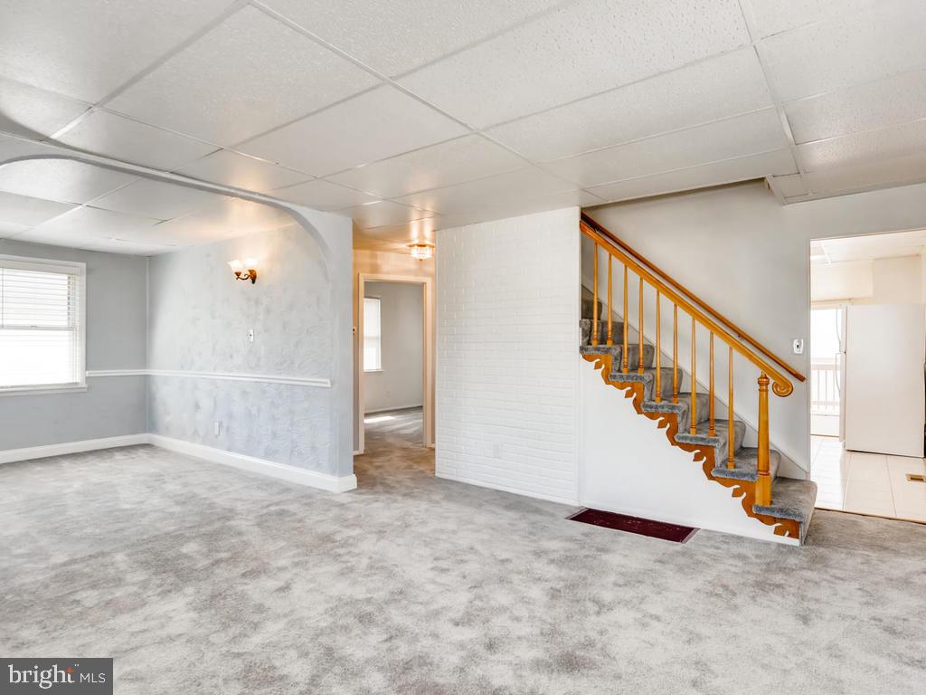 947 Woodlynn Road Baltimore, MD 21221 - Photo 6 of 36 Liv Rm: New carpet, fresh paint, chair molding!