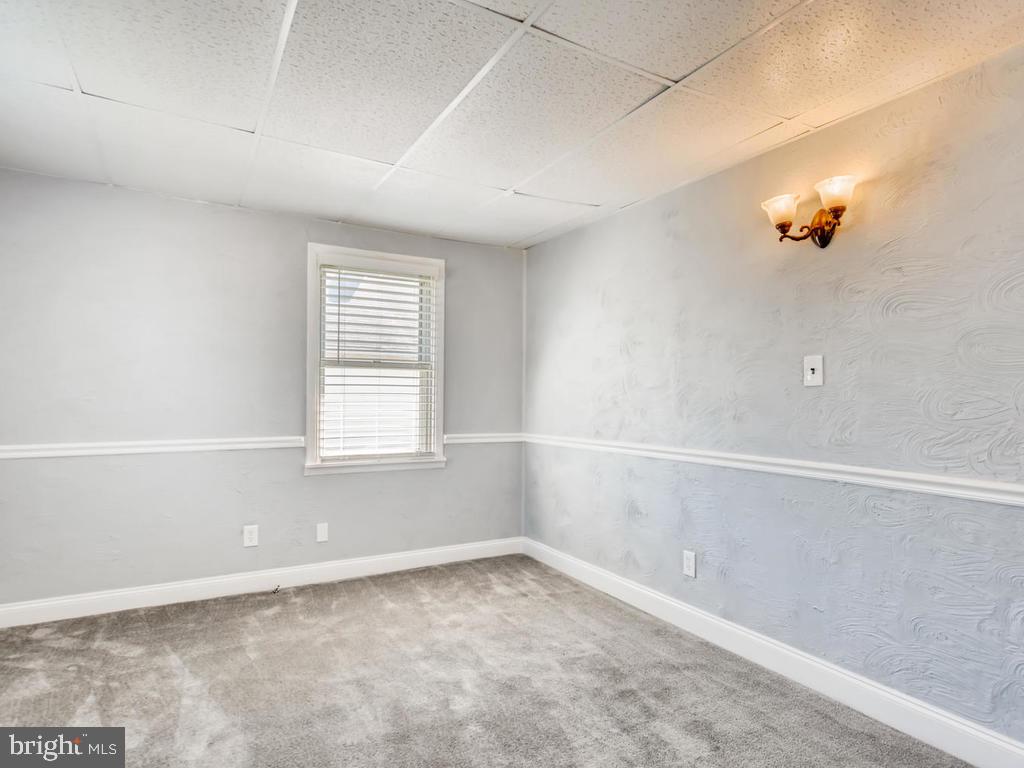 947 Woodlynn Road Baltimore, MD 21221 - Photo 10 of 36 Dining Rm: new carpet, fresh paint, chair molding!