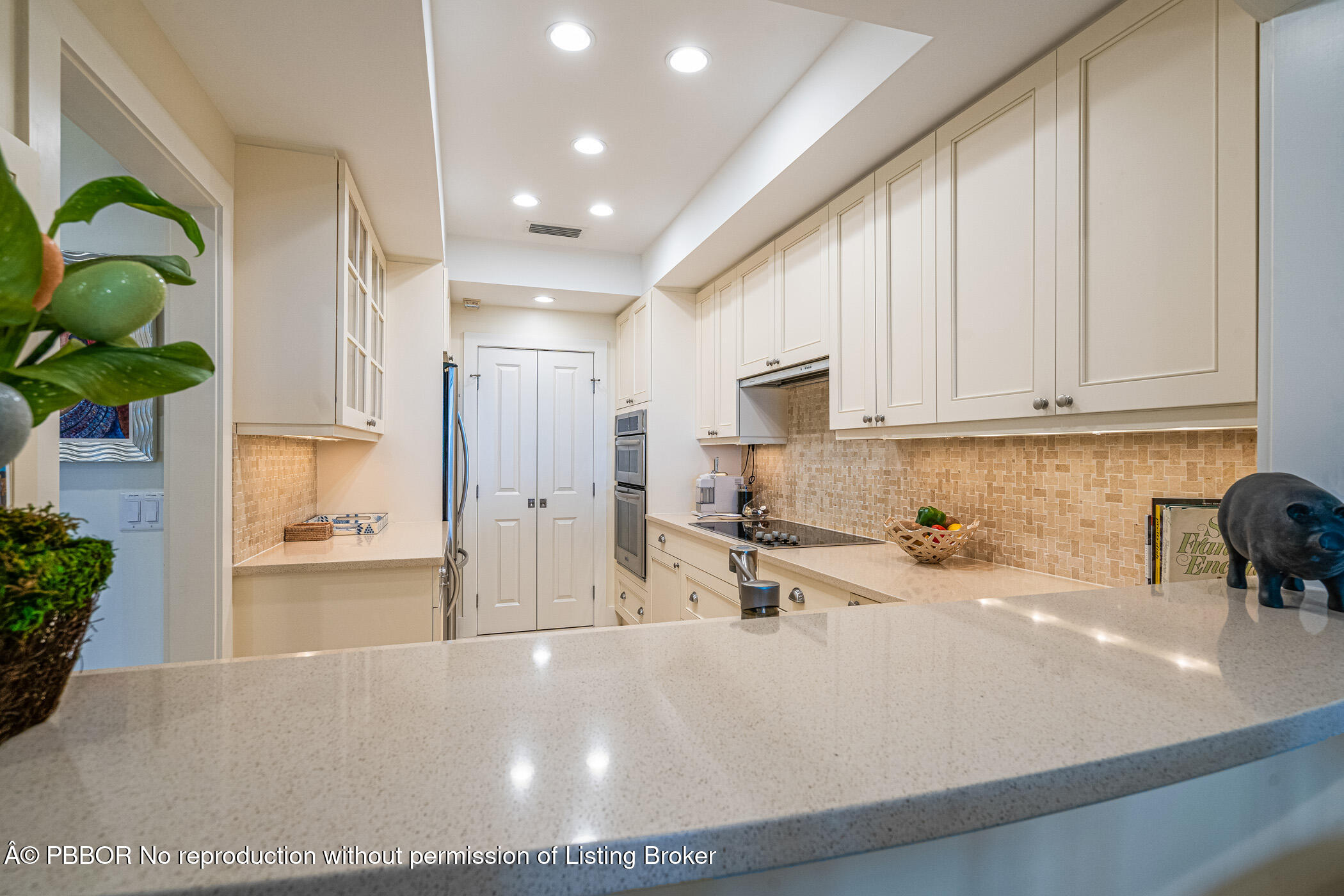 750 Beach Road, Unit 102 Vero Beach, FL 32963 - Photo 11 of 28 a view of a kitchen