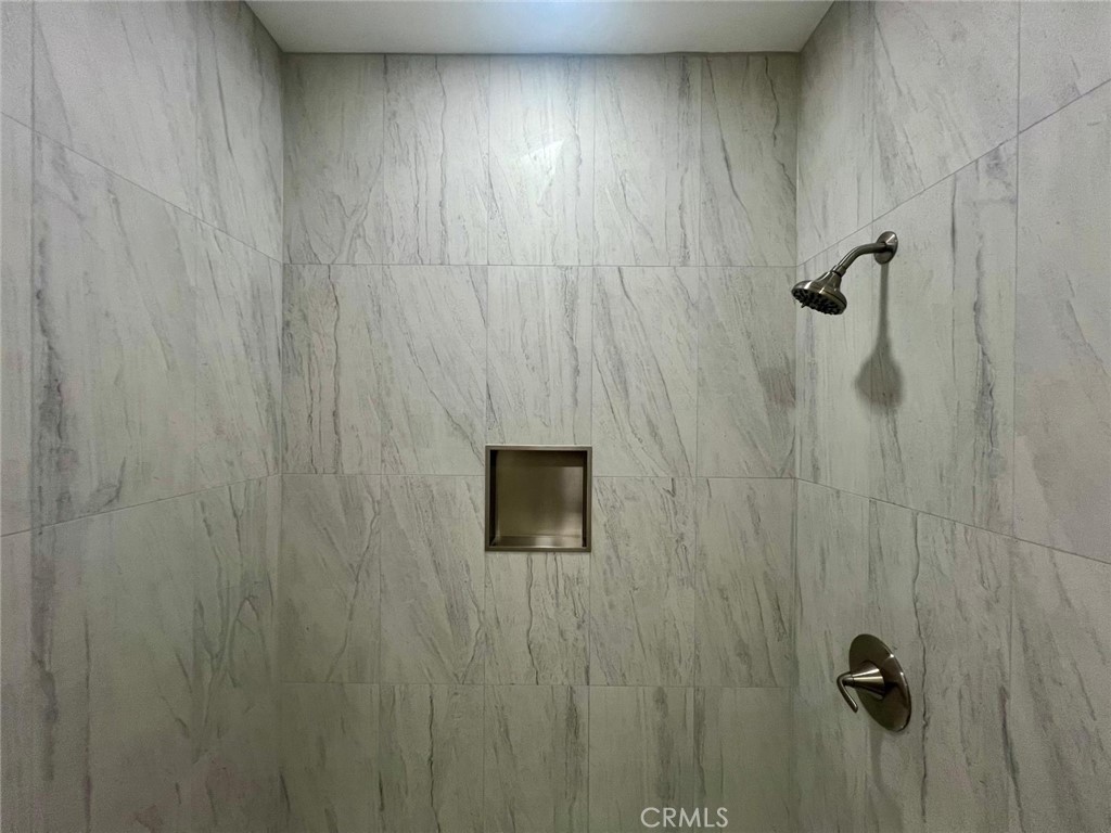 354 Chestnut Avenue, Unit 29 Long Beach, CA 90802 - Photo 15 of 19 a bathroom with a shower curtain