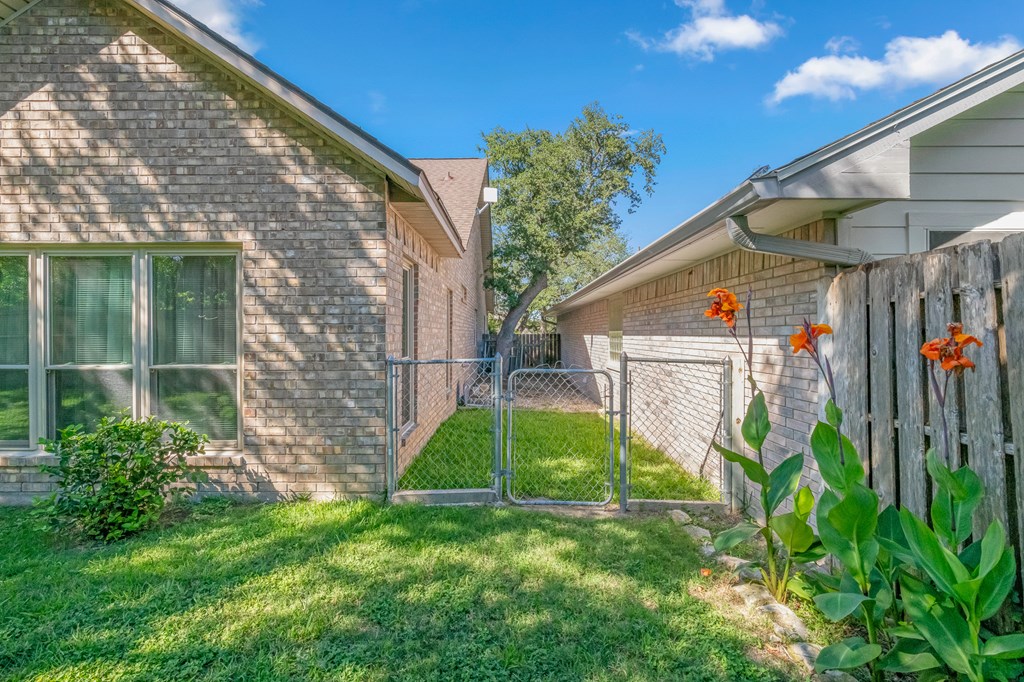 225 Los Cedros Loop Kerrville, TX 78028 - Photo 24 of 27 a view of backyard with a garden and plants