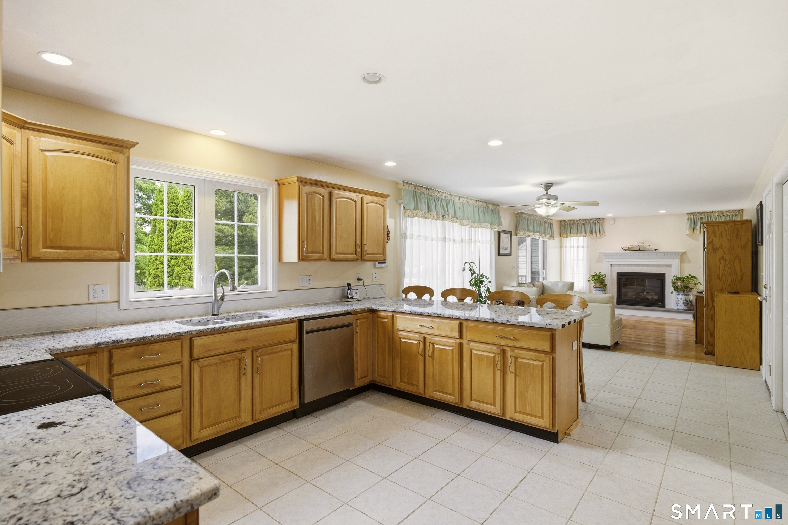 43 Kyle Court Meriden, CT 06450 - Photo 3 of 37