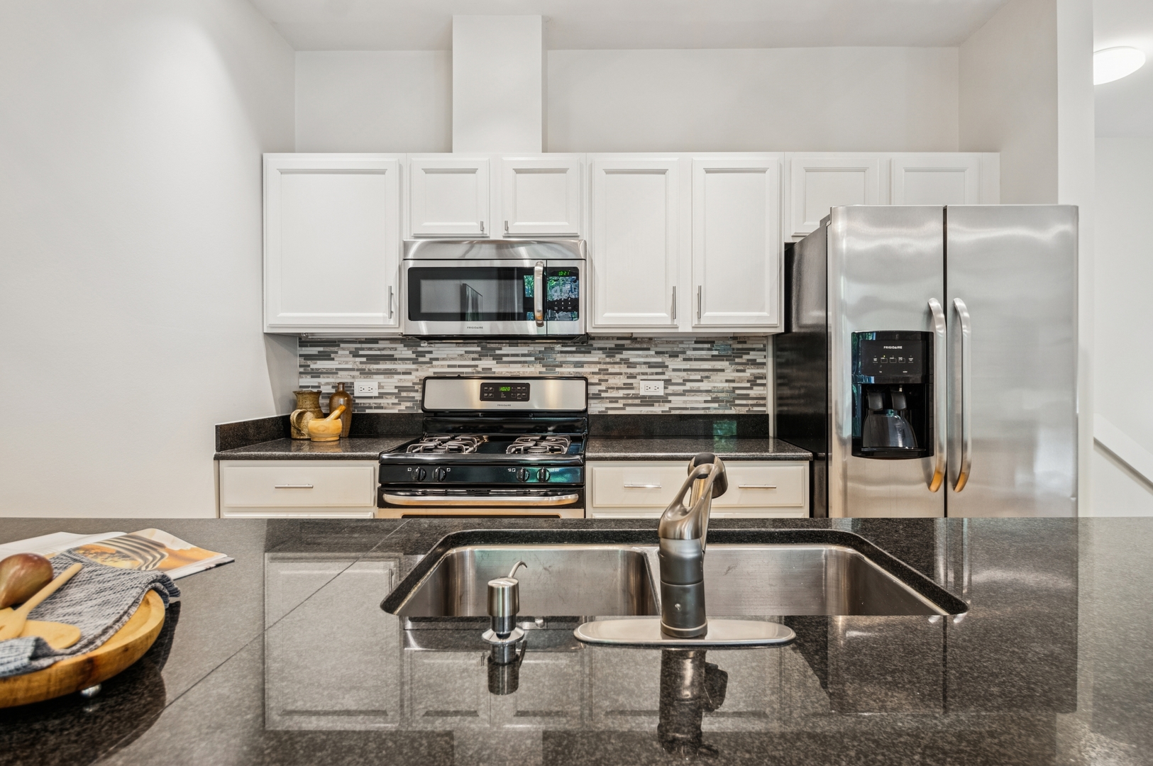 23 North Racine Avenue, Unit 405 Chicago, IL 60607 - Photo 9 of 23