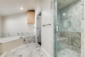1318 Peden Street, Unit D Houston, TX 77006 - Photo 19 of 33 a bathroom with a bathtub and a sink