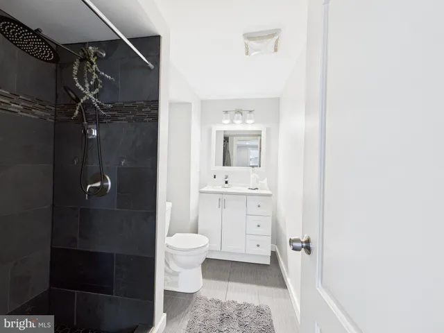 a view of a house with backyard and a park