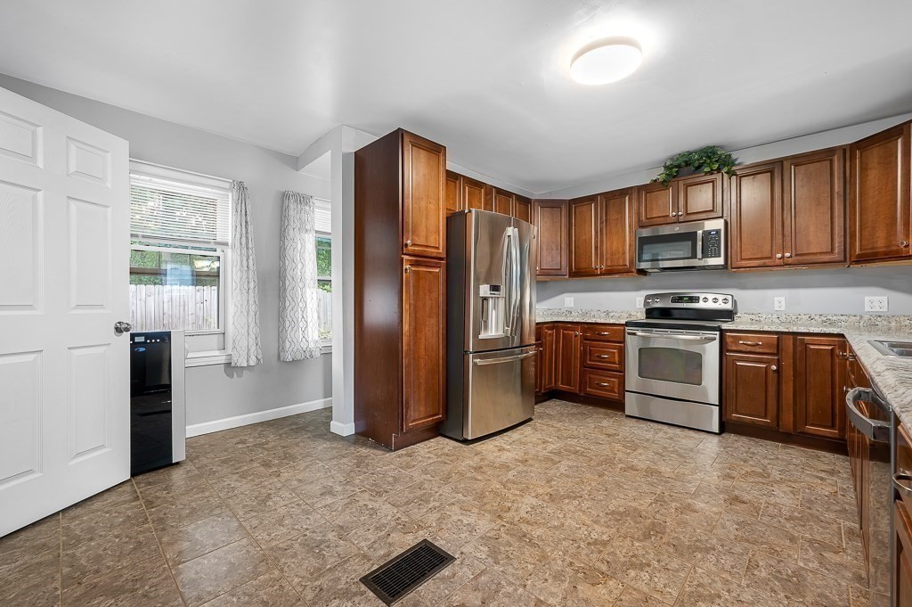 8 Simone Street Worcester, MA 01604 - Photo 11 of 35