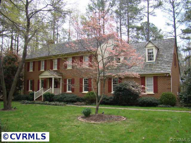 a view of house with a yard