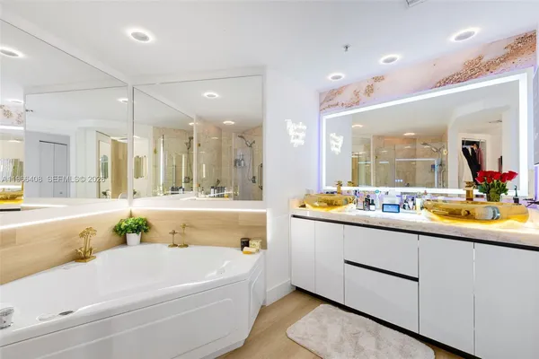 $15,500 | 848 Brickell Key Drive, Unit 1601, Miami, FL 33131