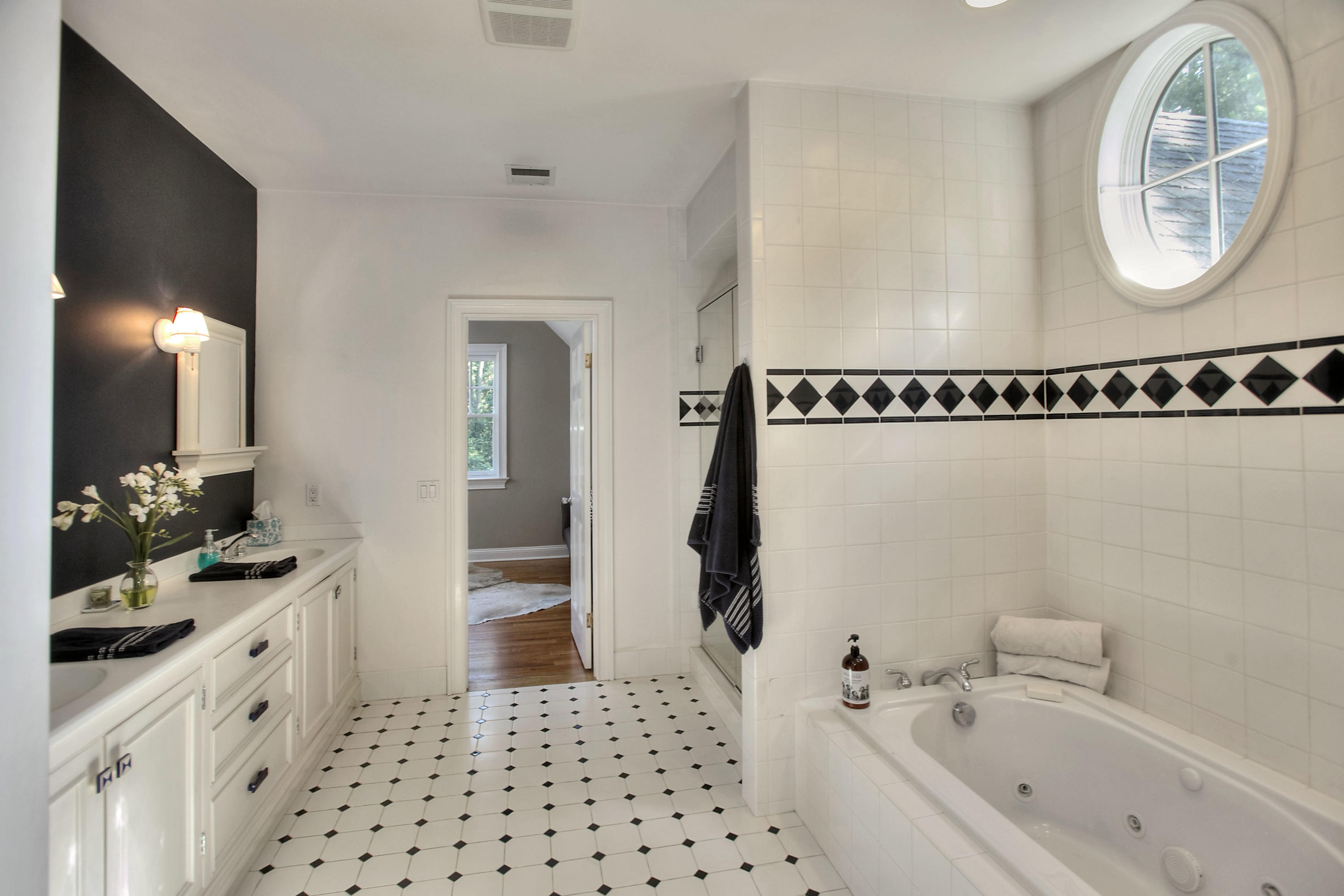 1335 Smith Ridge Road New Canaan, CT 06840 - Photo 33 of 42 a bathroom with a bathtub a sink and a mirror