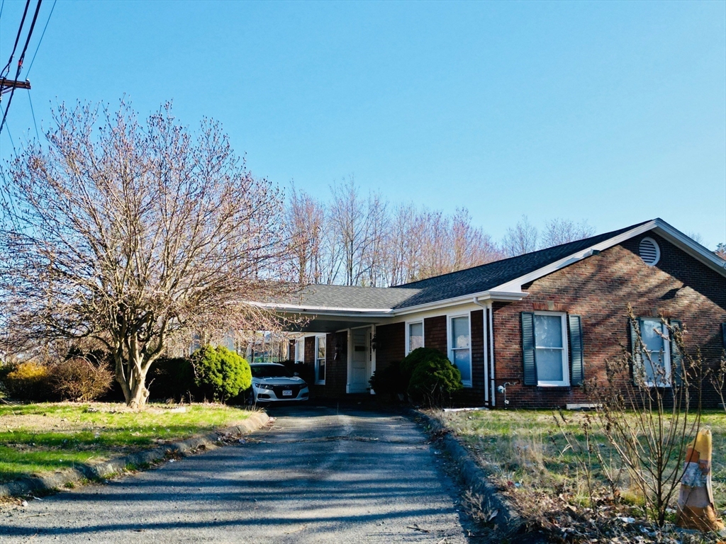 55 Lafayette Road Salisbury, MA 01952 - Photo 4 of 15 a front view of a house with garden